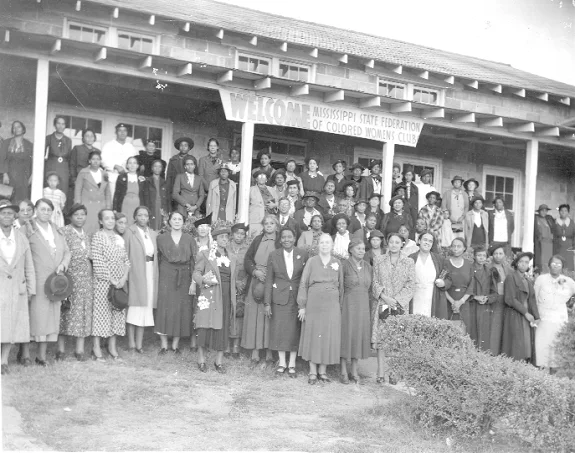 Members of the Mississippi State Federation of Colored Women’s Clubs gathered outside
